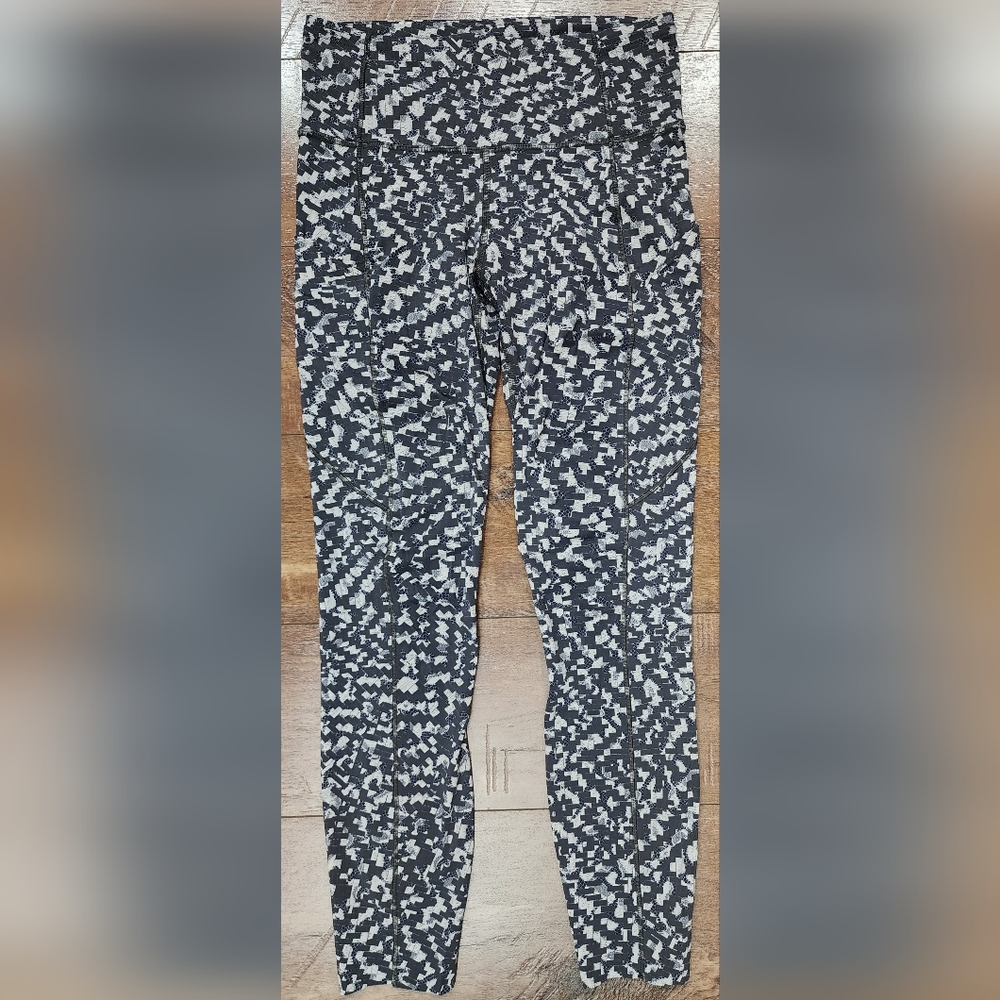 Lululemon Fast and Free Tight II 25", Size 6